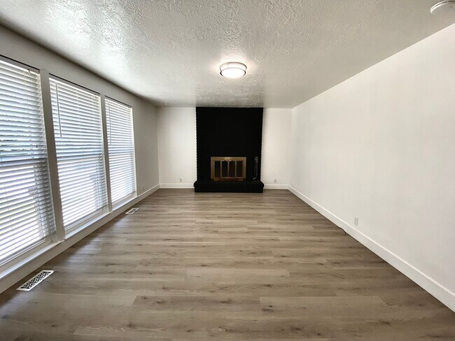 Building Photo - 3 bedroom 2 Bath 2 Car Garage Single Level...