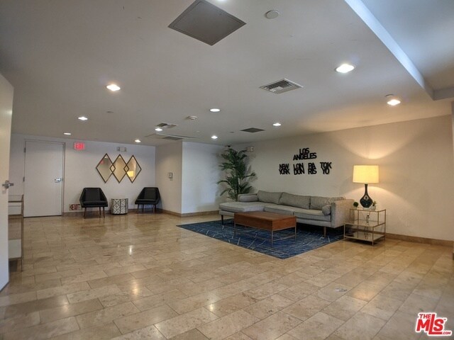 Building Photo - 147 S Doheny Dr