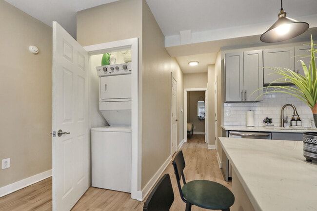 Building Photo - 1009 Front St