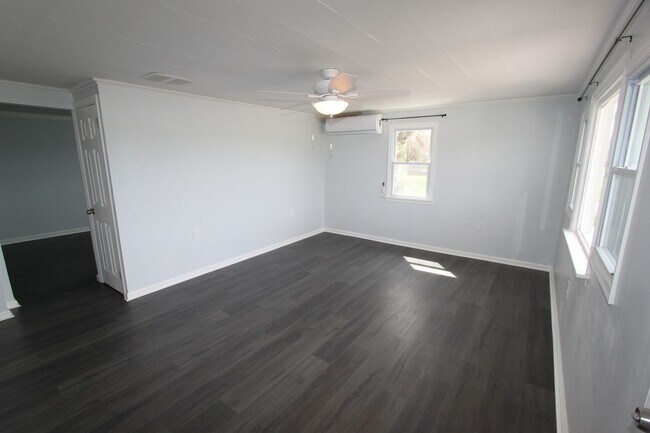 Building Photo - 2 Bed/ 1 Bath in Harpers Ferry!