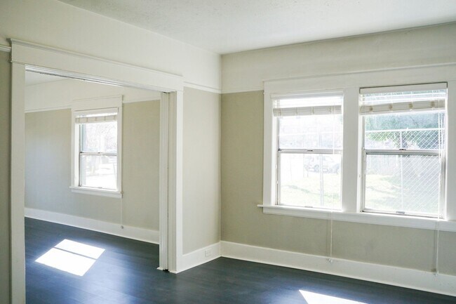 Building Photo - Move In Special! Chic Renovated 1-Bed w/ R...
