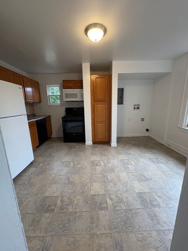 Building Photo - Spacious 2nd Floor 1 Bedroom Downtown-York City SD