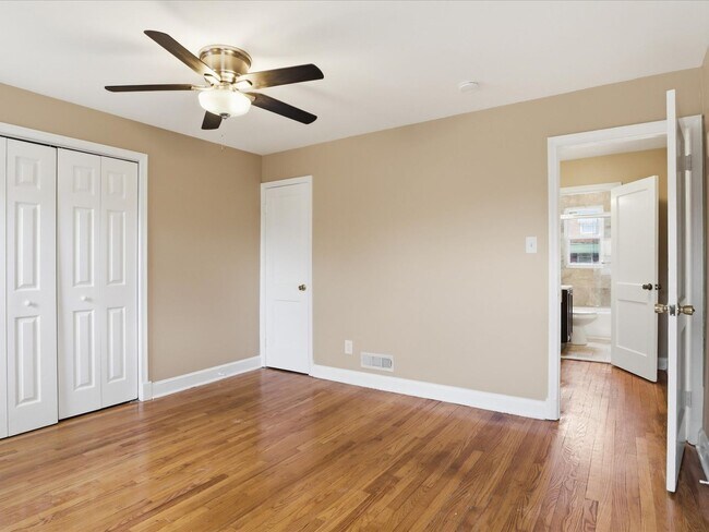 Building Photo - 2BR, 1BA Brick Front Row Home in Yale Heights