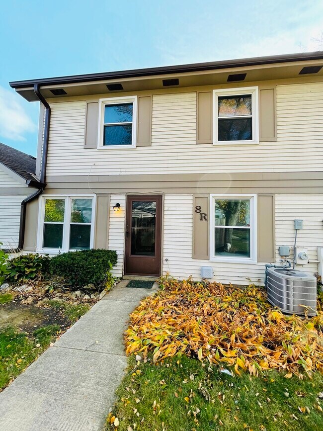 Building Photo - 8 Fernwood Dr