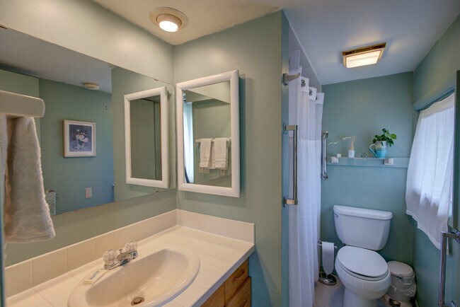 Full Bathroom - 8283 N Riley Rd