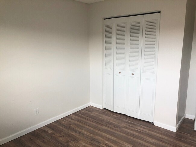 Foto del edificio - 4205 Loomis Ave