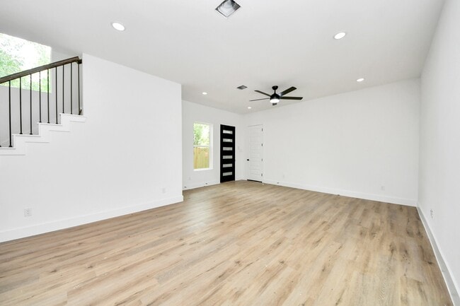 Building Photo - 8313 Venus St