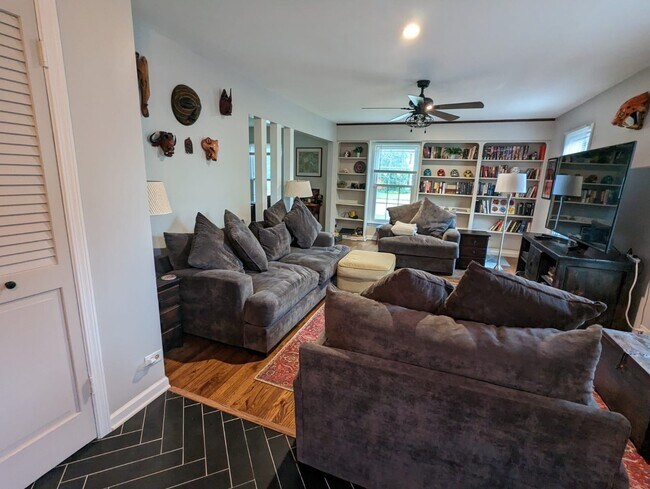 Foto del edificio - 4162 Longmeadow Rd