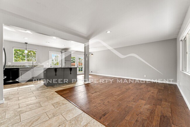 Foto del edificio - Spacious Home with Washer/Dryer and 2 Car ...