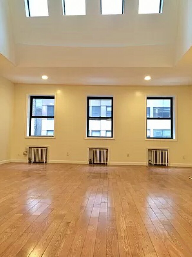 Building Photo - 28 W 47th St