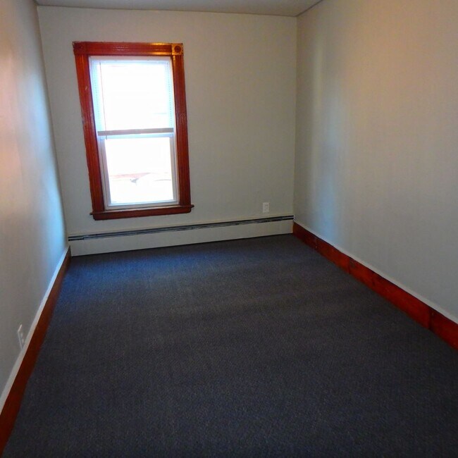 Building Photo - 38 College st - 3