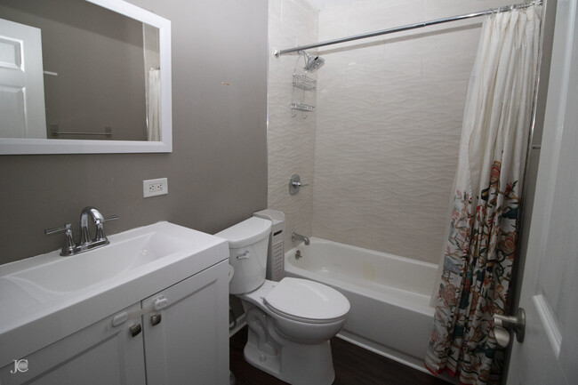 Building Photo - 5633 Edge Lake Dr