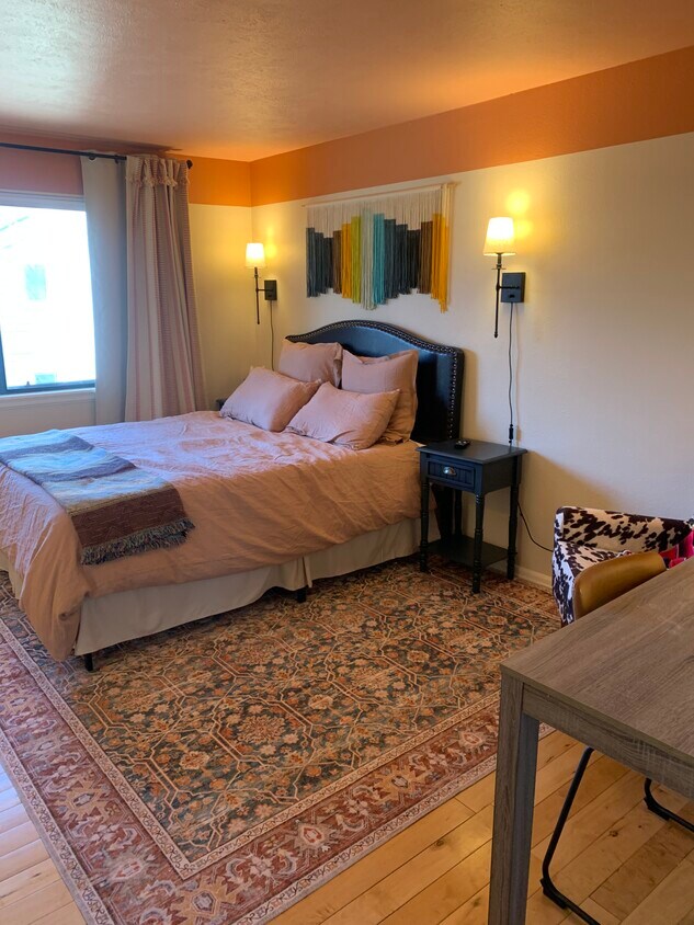Cama Queen y dos mesitas/apliques regulables - 356 S Taft Ct