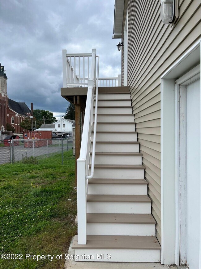 126 Mortimer St Unit 1L, Dunmore, PA 18512 Room for Rent in Dunmore