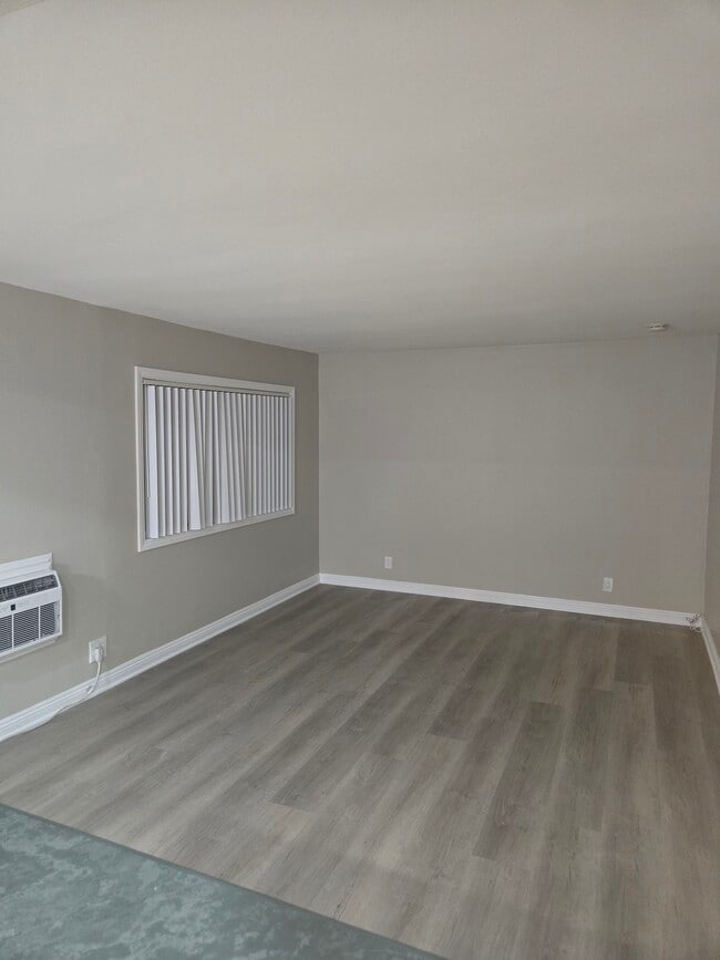 Building Photo - Walnut Villas Apartment