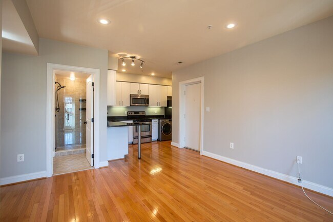 Building Photo - Amazing 2 BR/1.5 BA Condo in H Street Corr...