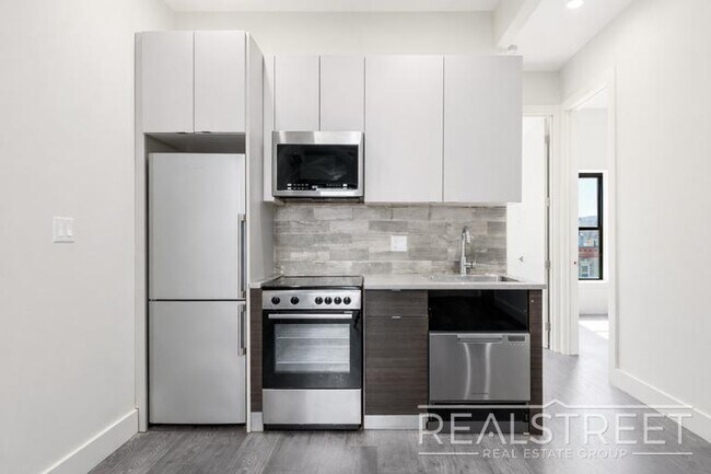 Foto del edificio - New Modern 2 Bed w Full Amenities + Dishwasher/Laundry/Garden