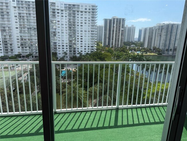 Foto del edificio - 2801 NE 183rd St