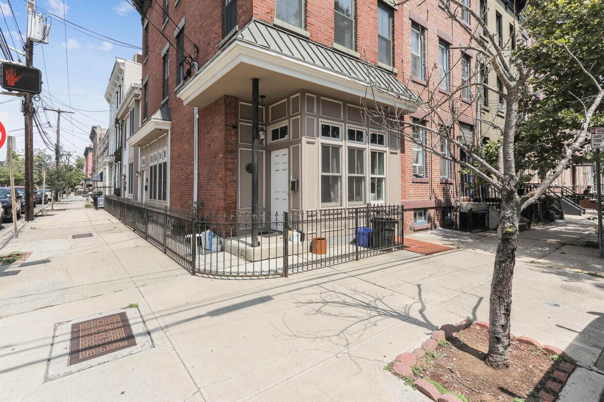 Primary Photo - 356 7th St