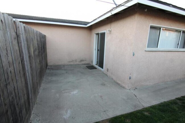 Building Photo - 2 bedroom in Torrance CA 90502