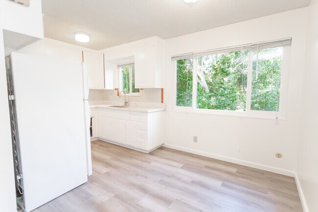 Building Photo - 3667 Dimond Ave