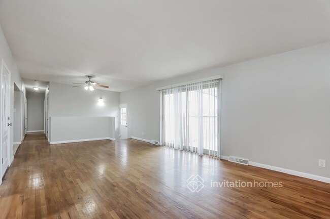 Foto del edificio - 8700 Galen Ct