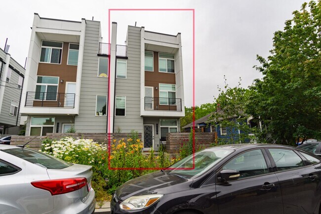 Building Photo - 2Bd/1.75Ba Seattle Townhome
