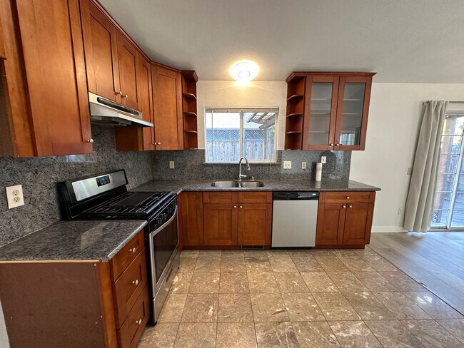 Foto del edificio - Charming 3-Bedroom Home with Modern Update...