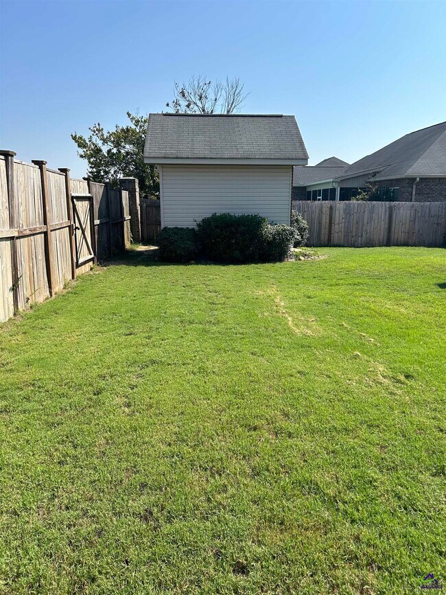 Building Photo - 106 Post Oak Way
