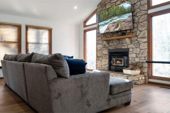 Building Photo - 547 Tall Pines Dr
