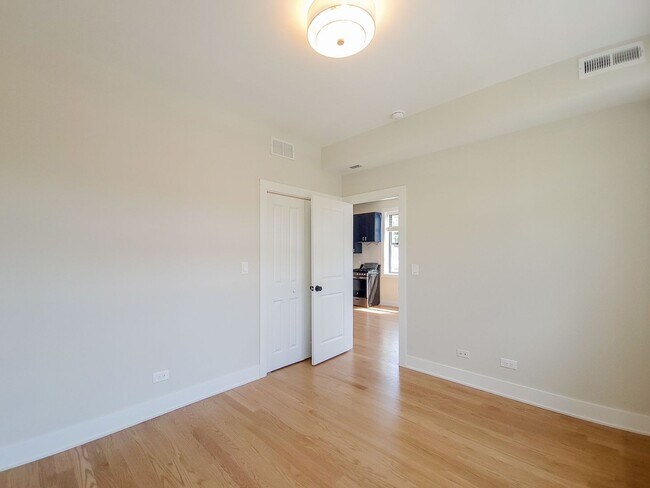 Foto del edificio - 2020 W Montrose Ave