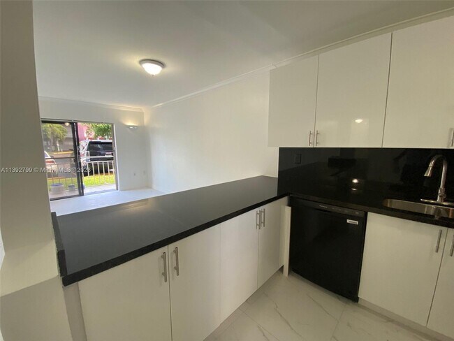 Foto del edificio - 8401 NW 8th St