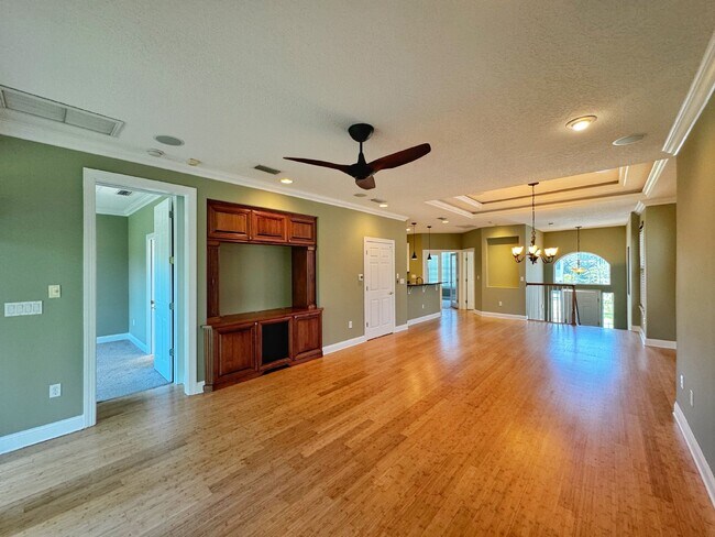 Building Photo - Spacious two-story island townhome in gate...