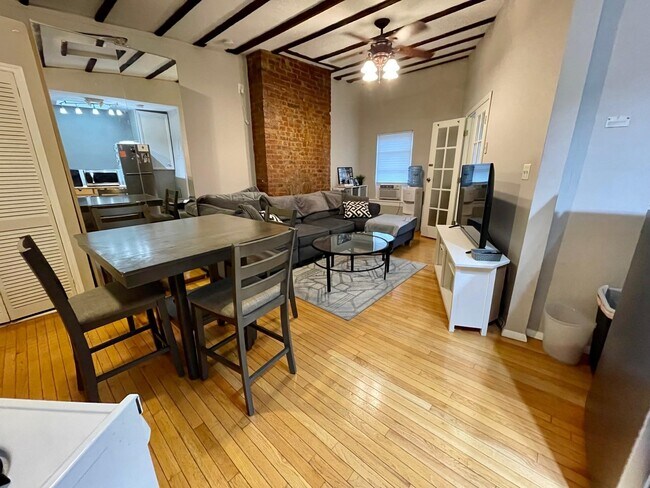 Building Photo - 352 Varick St