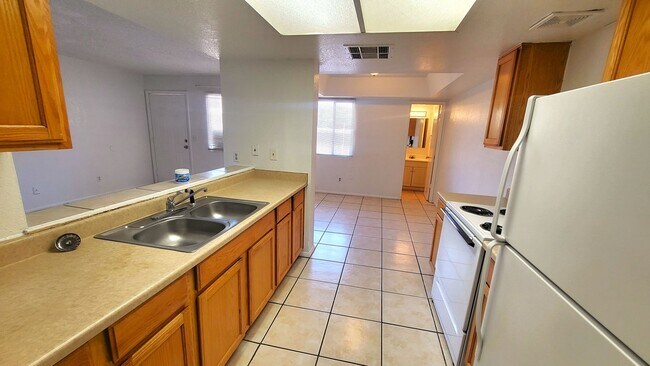 Foto del edificio - AFFORDABLE UNIT ON THE PHOENIX/TEMPE BORDER!