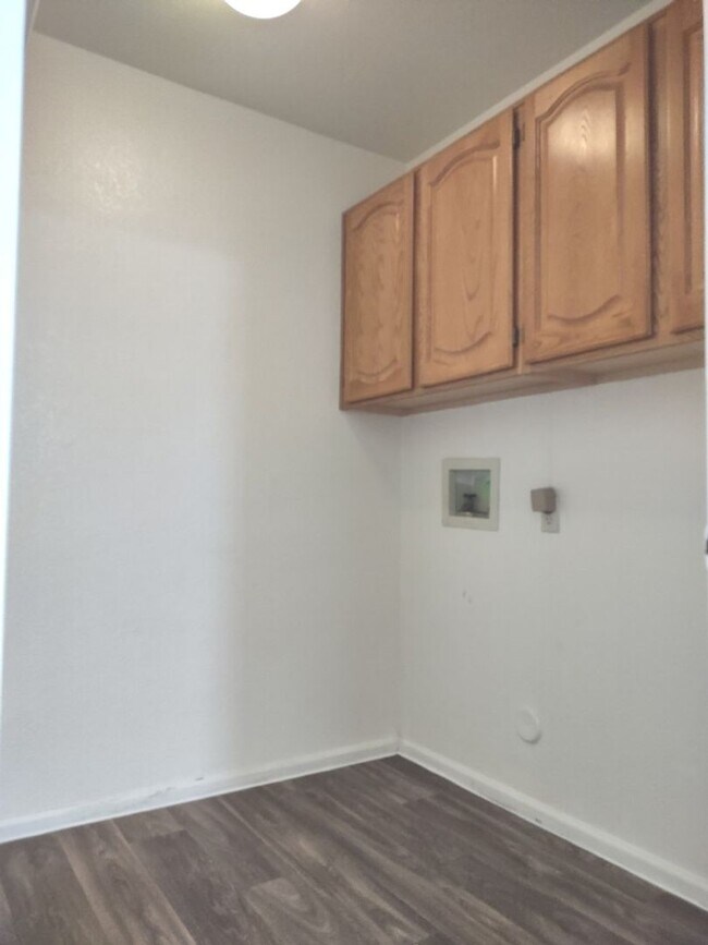 Building Photo - BEAUTIFUL 4 BED 2 BATH HOME ON ALMOST 1/4 ...