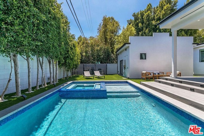 Foto del edificio - 1948 S Point View St