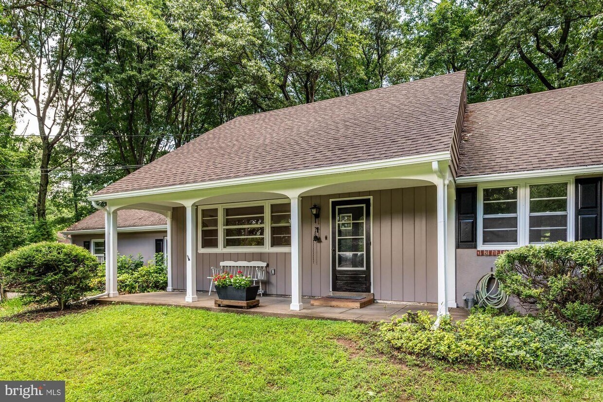 Primary Photo - 35 Arbor Ln
