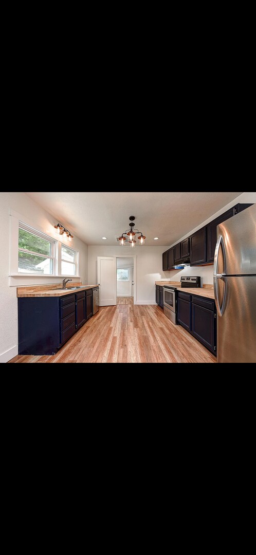Building Photo - Available July 1st!  2-bedroom, 1-bathroom...