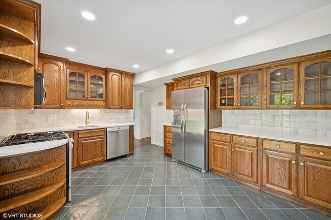 Building Photo - 160 N Forest View Dr