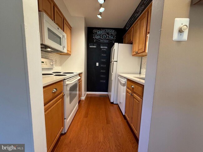 Foto del edificio - 6501 Brick Hearth Ct