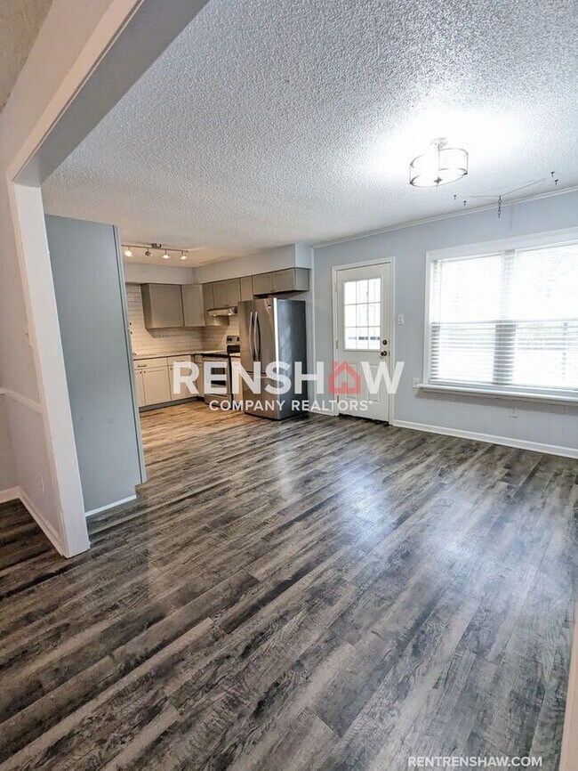 Building Photo - Renovated 3/1 Home In Collierville Now Ava...