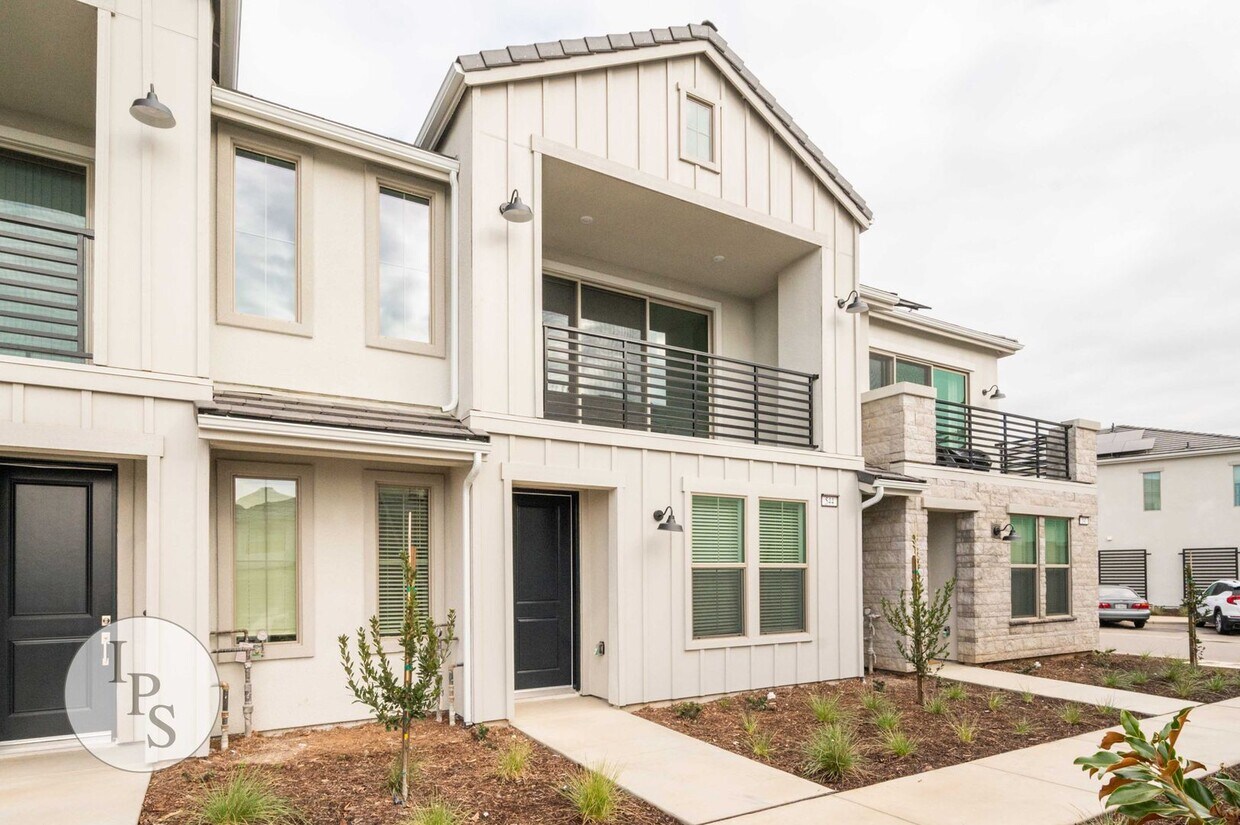 Foto principal - Brand New Modern Clovis Town Home, 3BR/2BA...