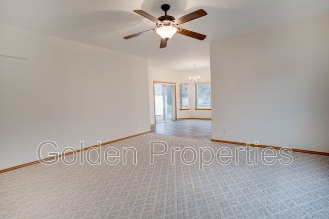 Foto del edificio - 503 Whitewater Ln