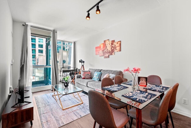 Building Photo - 87 Fort York Blvd