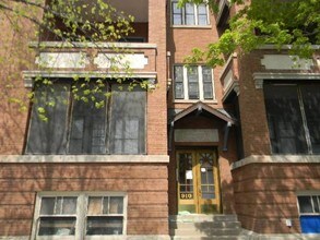 Building Photo - 910 W Waveland Ave