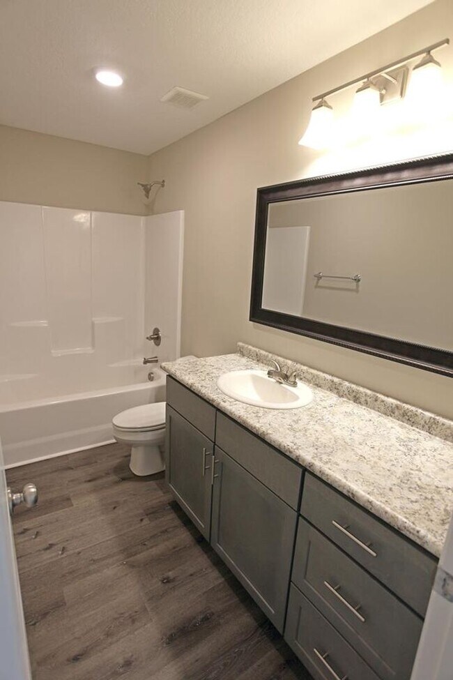 Foto del edificio - Stunning 4-Bedroom Home with Modern Amenit...