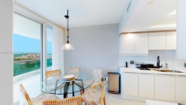Foto del edificio - 7000 Island Blvd