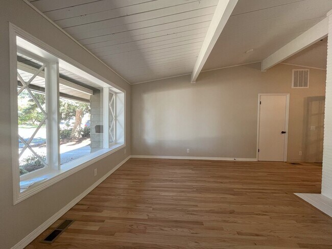Building Photo - Stylishly Renovated 4-Bedroom Ranch in Ced...