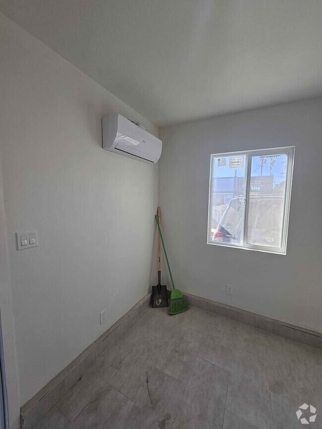 Building Photo - 1359 W 59th Pl